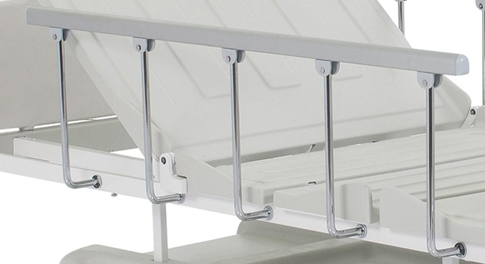 Ручні бічні поручні для лікарняного ліжка серії CURA 230 PL мають спеціальний ергономічний дизайн. Опускання металевих складних бічних поручнів можна активувати однією рукою, і вони мають плавний, швидкий механізм опускання, що забезпечує швидкий доступ до пацієнтів